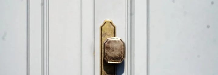 Türklinke aus Messing an weißer Tür